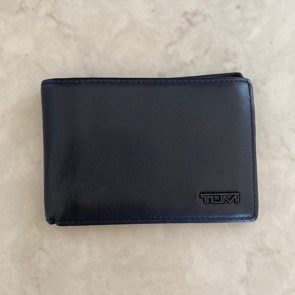 Tumi bifold black leather wallet